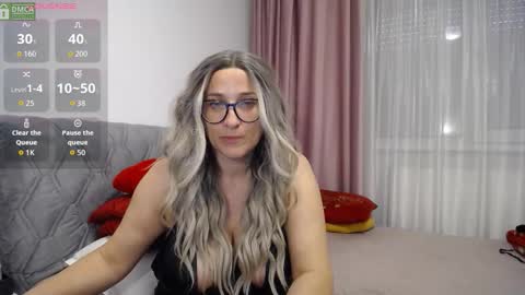 Snapshot of aphrodite32 chatting on November 17, 8:20 am Sarah online show from November 17, 8:20 am