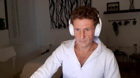 Snapshot of apollobest77 chatting on December 20, 12:30 am apollobest77 online show from December 20, 12:30 am