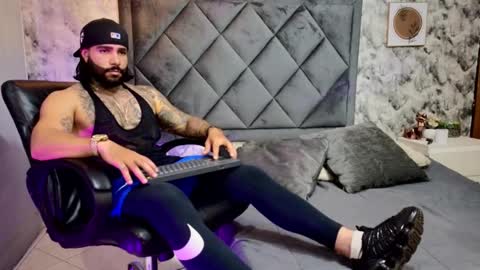 Snapshot of apolo_rousse chatting on October 6, 10:18 pm Apolo online show from October 6, 10:18 pm