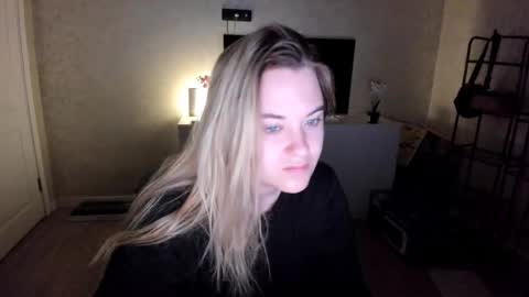 appleyummybuns online show from November 15, 4:43 am