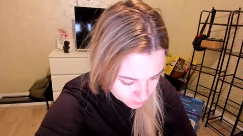 appleyummybuns online show from November 17, 4:07 am