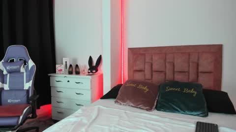 april collinsxx online show from October 16, 10:00 pm