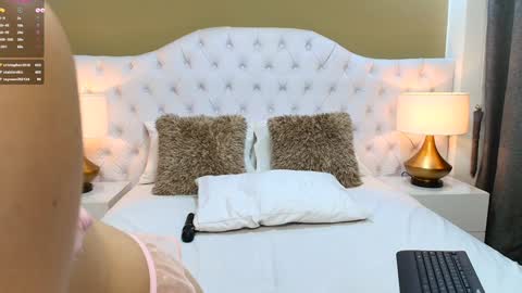 Snapshot of april_derricks chatting on December 4, 4:43 am April online show from December 4, 4:43 am