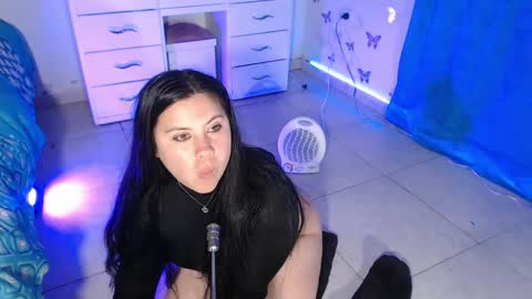 Snapshot of april_sexycurvy chatting on June 8, 5:52 am April online show from June 8, 5:52 am