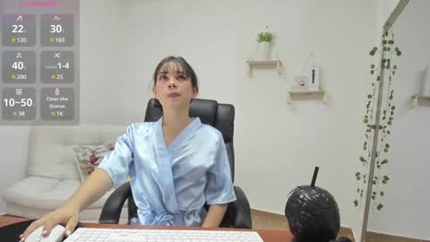 Snapshot of aprildubois_ chatting on December 6, 9:24 pm April online show from December 6, 9:24 pm