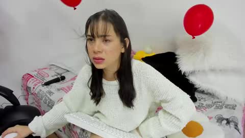 Snapshot of aprildubois_ chatting on February 15, 6:55 am April online show from February 15, 6:55 am