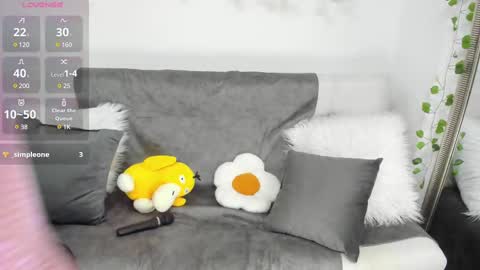 Snapshot of aprildubois_ chatting on March 6, 4:07 pm April online show from March 6, 4:07 pm