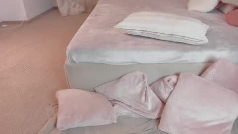 Laura online show from November 19, 7:03 pm