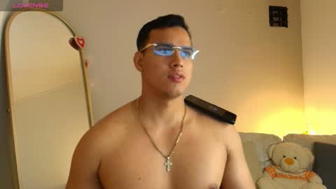 Snapshot of areslevi chatting on March 30, 1:06 am ares levi online show from March 30, 1:06 am