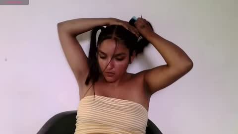 Snapshot of ari_20_ chatting on June 20, 8:11 pm Bella online show from June 20, 8:11 pm