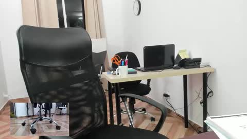 Snapshot of ari_bastett chatting on November 22, 12:42 am Ariana online show from November 22, 12:42 am