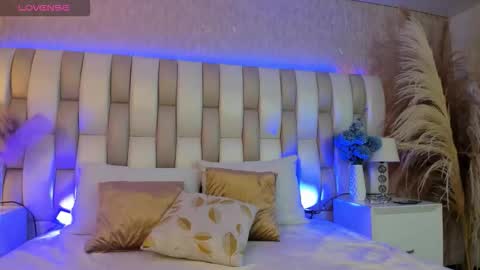 Snapshot of ari_lynn_ chatting on November 27, 3:19 am ari_lynn_ online show from November 27, 3:19 am