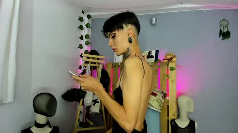 Snapshot of ari_uchis chatting on May 21, 2:29 am Annie online show from May 21, 2:29 am