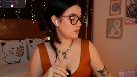 Snapshot of aria_bloomer chatting on April 21, 9:17 pm Ari online show from April 21, 9:17 pm