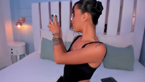 Snapshot of aria_hart chatting on October 22, 12:05 pm Aria online show from October 22, 12:05 pm