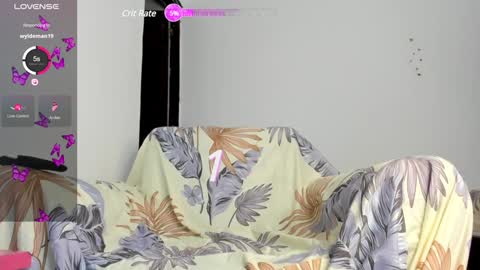 Snapshot of ariadna_cute chatting on December 4, 10:30 pm linda online show from December 4, 10:30 pm