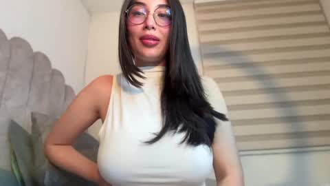Snapshot of ariadnaz chatting on May 31, 6:42 am ARIADNA IM NEW HERE THANK YOU VERY MUCH FOR FOLLOWING ME online show from May 31, 6:42 am