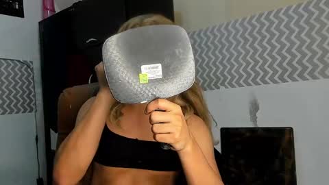 Snapshot of ariana_salazar chatting on January 2, 5:57 am ARIANA SALAZAR online show from January 2, 5:57 am