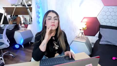 Snapshot of ariarous chatting on May 23, 4:44 pm aria online show from May 23, 4:44 pm