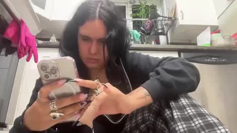 Snapshot of ariawestlove chatting on March 4, 4:17 am Aria online show from March 4, 4:17 am