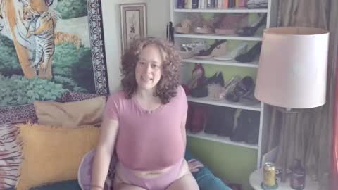 Snapshot of arielabai chatting on October 31, 3:57 pm Arielle Ari online show from October 31, 3:57 pm