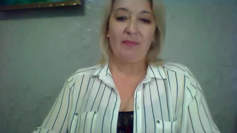 Snapshot of arielxloveresss chatting on June 2, 9:44 am ArielXLoveresss online show from June 2, 9:44 am