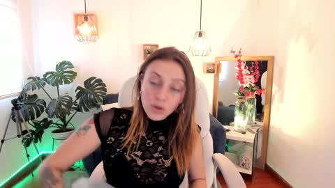 Snapshot of arii_1010_ chatting on December 7, 7:54 pm Ari online show from December 7, 7:54 pm