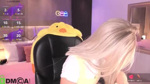 Snapshot of arinextdoor chatting on October 6, 9:45 pm Ari online show from October 6, 9:45 pm