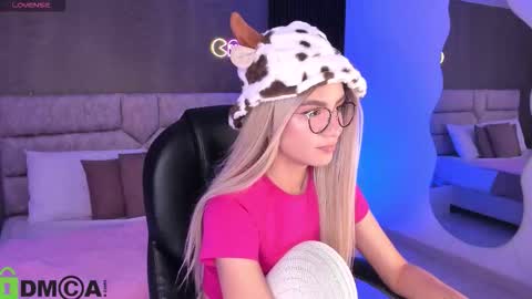 Snapshot of arinextdoor chatting on October 30, 12:01 am Ari online show from October 30, 12:01 am