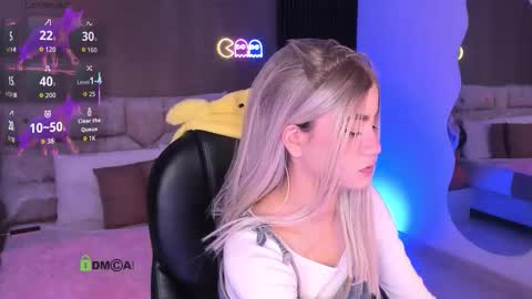 Snapshot of arinextdoor chatting on October 30, 11:05 pm Ari online show from October 30, 11:05 pm