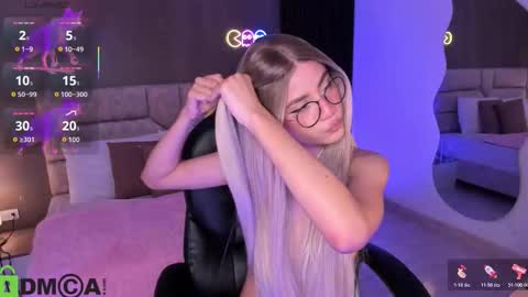 Snapshot of arinextdoor chatting on November 3, 12:24 am Ari online show from November 3, 12:24 am