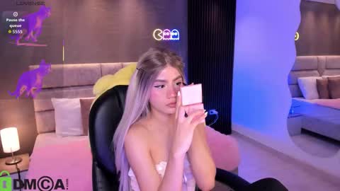 Snapshot of arinextdoor chatting on November 5, 12:43 am Ari online show from November 5, 12:43 am