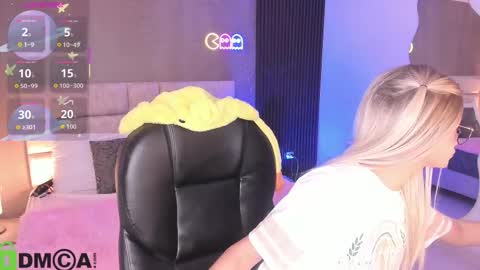 Snapshot of arinextdoor chatting on November 20, 11:37 pm Ari online show from November 20, 11:37 pm