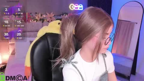 Snapshot of arinextdoor chatting on December 3, 8:18 pm Ari online show from December 3, 8:18 pm