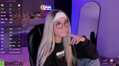 Snapshot of arinextdoor chatting on December 14, 1:55 am Ari online show from December 14, 1:55 am