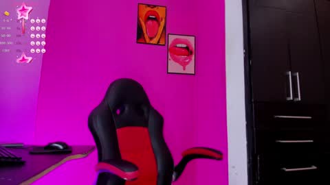 Snapshot of arisha_davis chatting on December 4, 7:45 pm arisha_davis online show from December 4, 7:45 pm