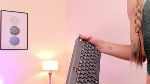   Nice to meet you  thumb up me please its important I  LOOK MY BIO DOWN online show from February 12, 4:07 am