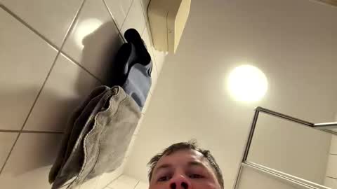 armyskater32 online show from April 4, 8:28 pm