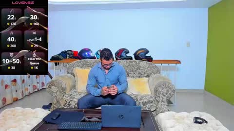 Snapshot of arnold_sexy_hot98 chatting on October 6, 10:02 am arnold sexy hot98 online show from October 6, 10:02 am