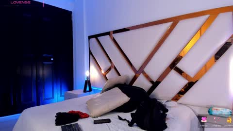 Aron cruz  online show from April 21, 1:39 pm