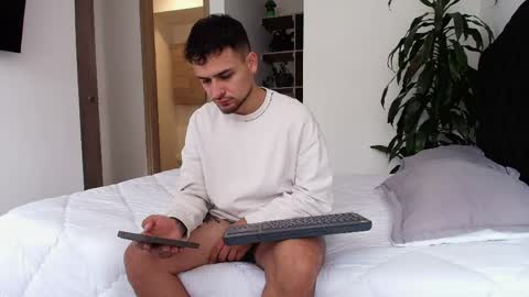 Snapshot of aron_santoro1 chatting on April 29, 2:32 pm Aron Santoro online show from April 29, 2:32 pm