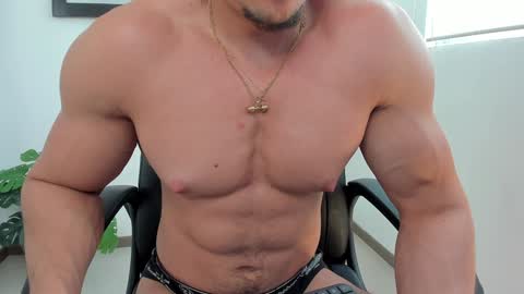 Snapshot of aroon_connor chatting on February 5, 8:25 pm   online show from February 5, 8:25 pm