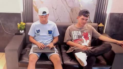 Aroon   online show from March 31, 4:02 am