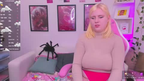 art_lovee_ online show from November 11, 1:49 am