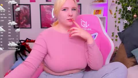 art_lovee_ online show from December 23, 1:47 am