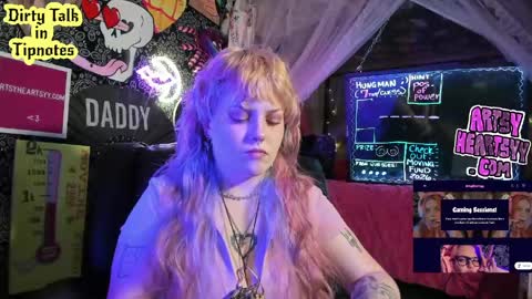 Snapshot of artsyheartsyy chatting on May 9, 2:28 am ArtsyHeartsyy online show from May 9, 2:28 am
