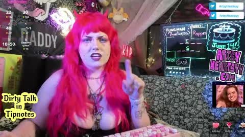 Snapshot of artsyheartsyy chatting on May 19, 12:49 am ArtsyHeartsyy online show from May 19, 12:49 am