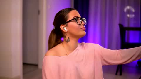 Lunaa  online show from November 26, 7:26 pm