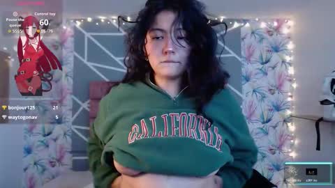 Snapshot of asaray_t chatting on November 12, 7:46 pm Saray online show from November 12, 7:46 pm