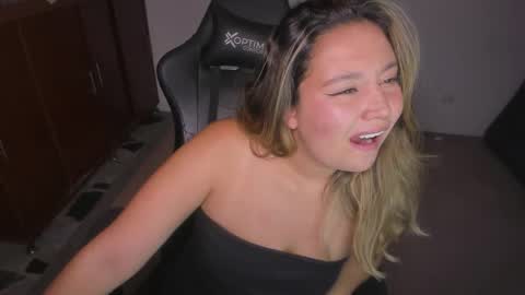 Snapshot of ash_smith1 chatting on November 14, 9:57 pm ash_smith1 online show from November 14, 9:57 pm